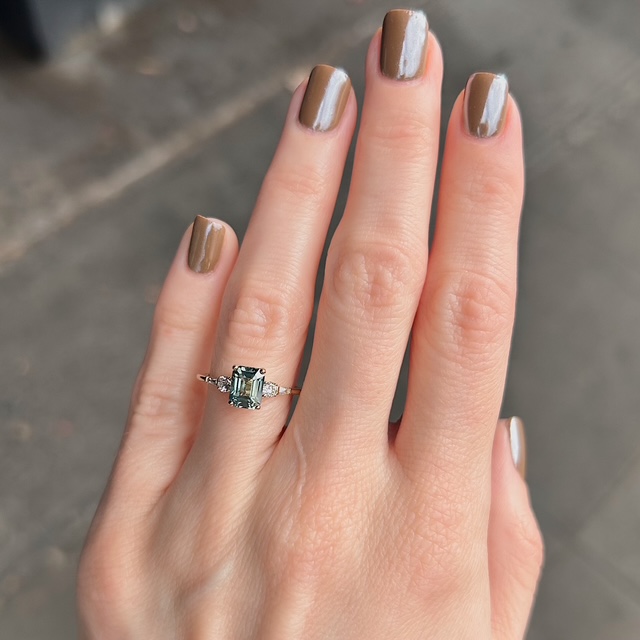 Recycled 1.90ct Sage Green Sapphire Ring - Image 2