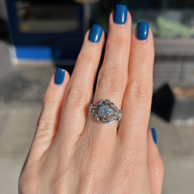 Art Deco 1.36ct Bow Style Diamond Ring - Image 3