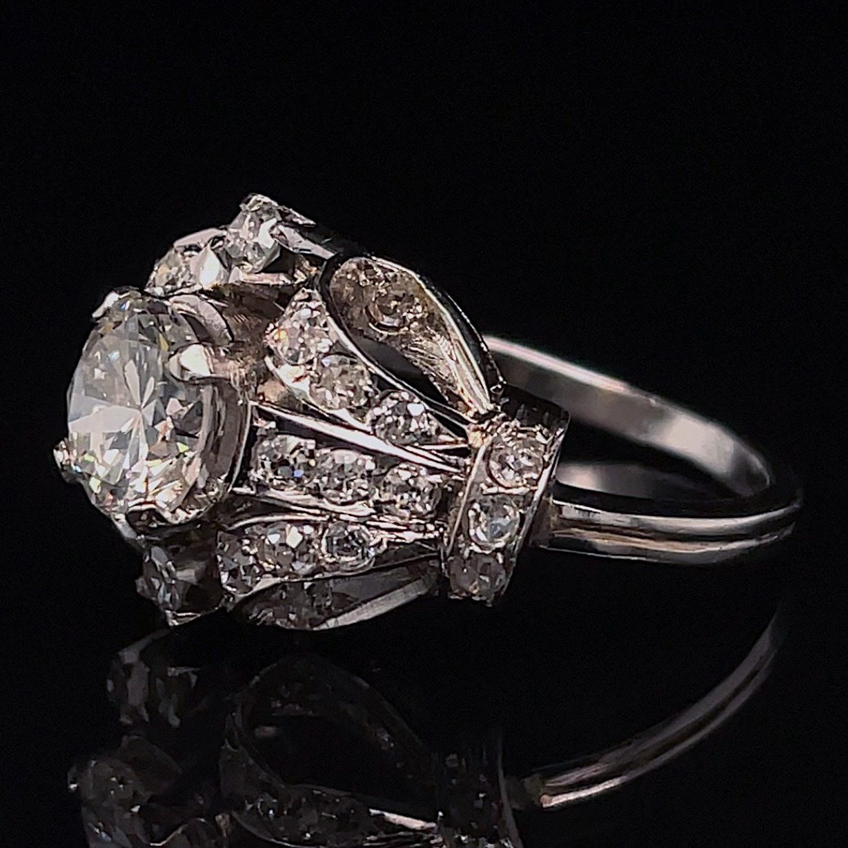 Art Deco 1.36ct Bow Style Diamond Ring - Image 2