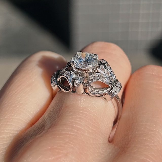 Art Deco 1.36ct Bow Style Diamond Ring - Image 4