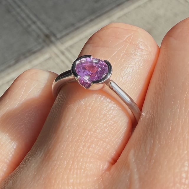 Recycled 1.10ct Pinkish-Purple Semi Bezel Ring - Image 5