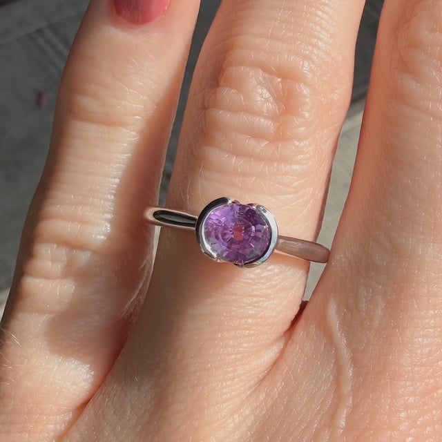 Recycled 1.10ct Pinkish-Purple Semi Bezel Ring - Image 4