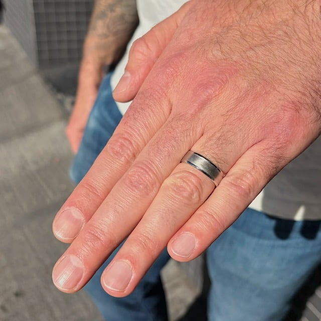 Estate 18k 7mm Brush Finished Band - Image 2